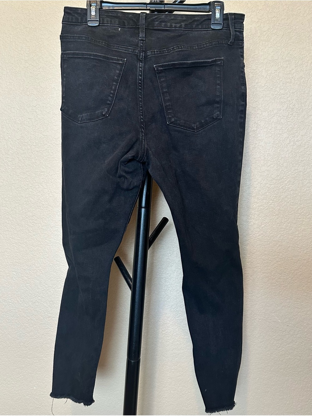 Universal Thread Black Skinny Jeans with Knee Distressing - Picture 2 of 6